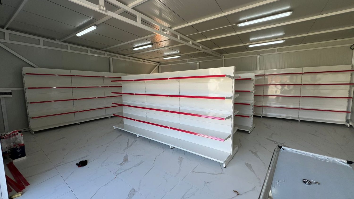 Supermarket me rafte gondola