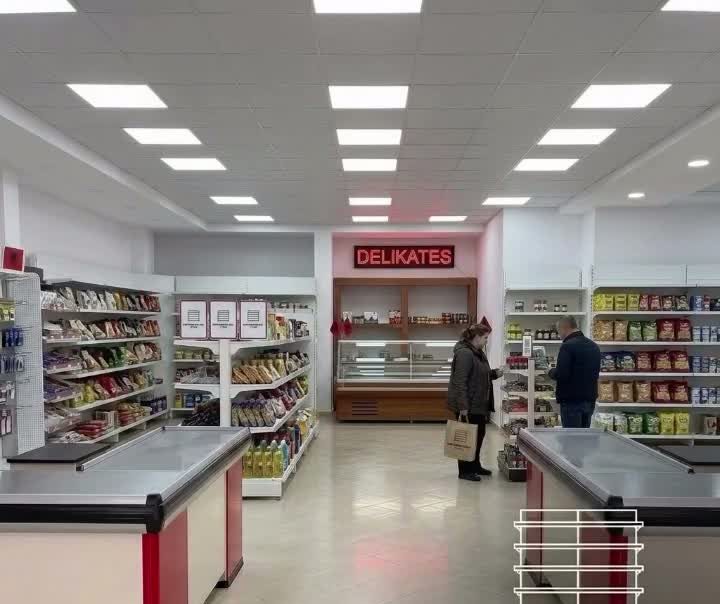 Dyqan me banak dhe rafte te pajisura